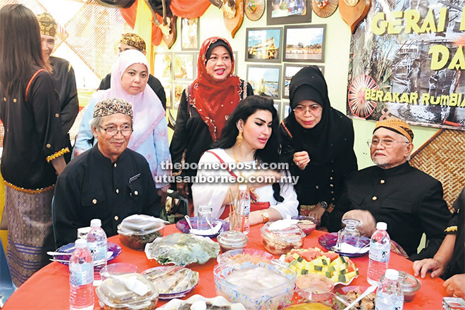  Tun Taib (duduk kanan) dan Toh Puan Ragad (duduk tengah), Fatimah (berdiri, dua kanan) berehat di sebuah gerai menikmati makanan tradisional Melanau.