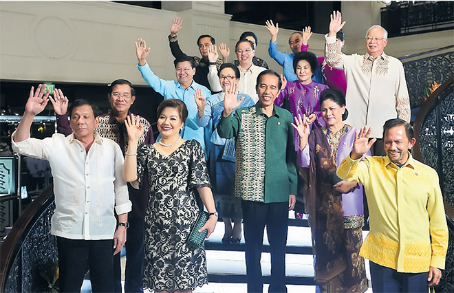  Najib dan Rosmah bersama Ketua-ketua Negara ASEAN melambai tangan ketika bergambar pada Malam Gala sempena Sidang Kemuncak ASEAN Ke-30 di Manila, kelmarin. — Gambar Bernama