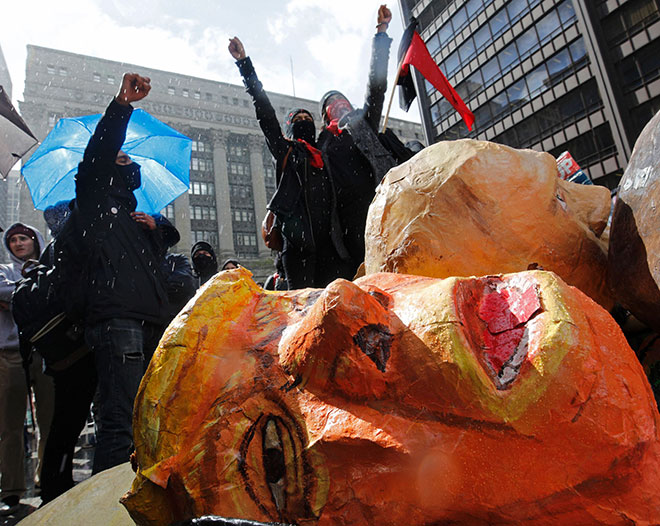  Penunjuk perasaan bersorak selepas merobek kepala patung Trump semasa demonstrasi Hari Buruh di Chicago, kelmarin. — Gambar AFP