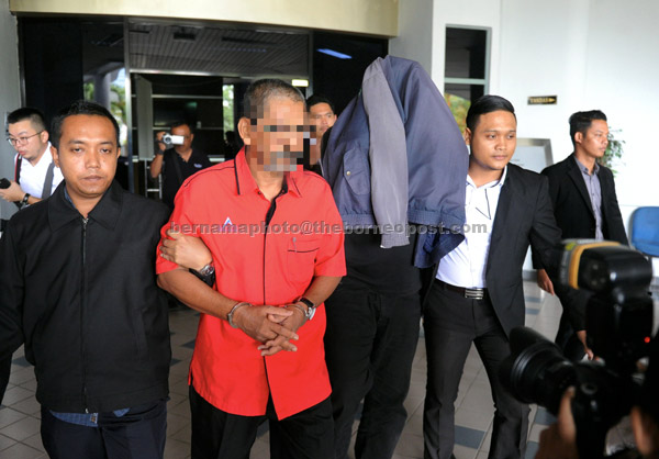  Anggota Suruhanjaya Pencegahan Rasuah Malaysia (SPRM) membawa dua suspek untuk mendapatkan perintah reman di Mahkamah Majistret Melaka, semalam. — Gambar Bernama