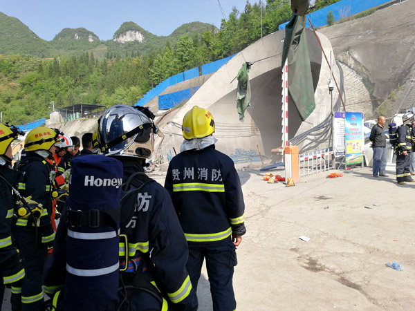  Anggota penyelamat berhimpun dekat tempat kejadian di luar terowong kereta api di daerah Dafang, Kota Bijie dalam wilayah Guizhou kelmarin. — Gambar Reuters
