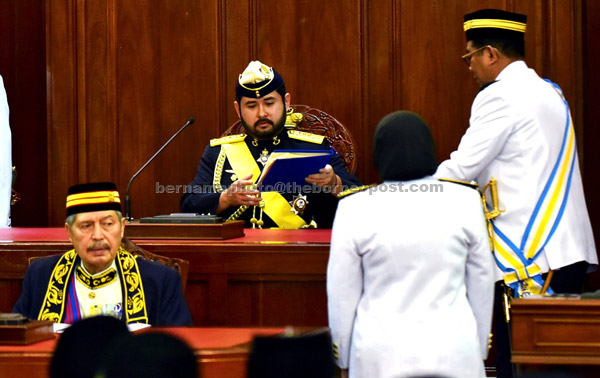  Tunku Mahkota Johor Tunku Ismail Sultan Ibrahim, berkenan menerima watikah titah ucapan daripada Menteri Besar Johor Datuk Seri Mohamed Khaled Nordin pada perasmian pembukaan penggal persidangan kelima Dewan Undangan Negeri Johor ke-13, di Bangunan Sultan Ibrahim, Johor Bahru semalam. — Gambar Bernama