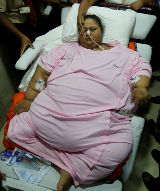  Wanita Mesir, yang sudah menjalani pembedahan  mengurangkan berat badan pada Mac lalu, diusung keluar dari hospital di Mumbai, India kelmarin. — Gambar Reuters