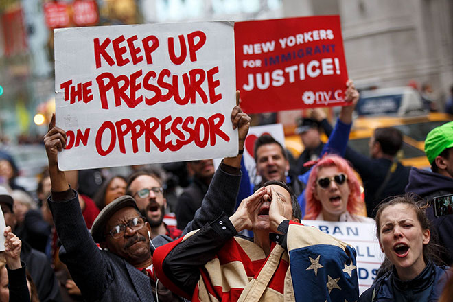  Pembantah melaungkan slogan anti-Trump ketika menyertai perarakan di New York kelmarin. — Gambar AFP