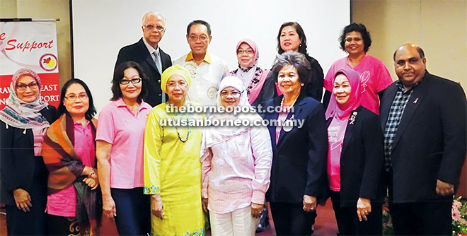  Mariam (empat kanan) turun padang bersama LPPKN mengadakan ceramah di Kuching baru-baru ini bagi mendidik kaum wanita mengenai kanser payudara.