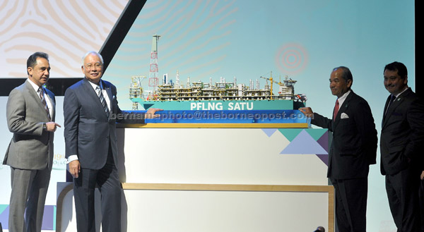  Najib (dua kiri) melihat modul PFLNG Satu selepas merasmikan Persidangan Minyak dan Gas Asia Ke-19 di Pusat Konvensyen Kuala Lumpur di Kuala Lumpur, semalam. Turut hadir Pengerusi Petronas Tan Sri Mohd Sidek Hassan (tiga kiri). — Gambar Bernama