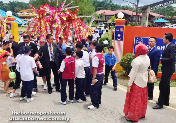  Murid-murid SK Tatau bersalaman dengan John yang diiringi Janudin.