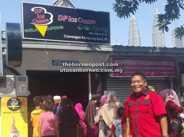  Paruwadi (kanan) di hadapan cawangan baharu DP Ice Cream Gula Apong di Kampung Baru, Kuala Lumpur.