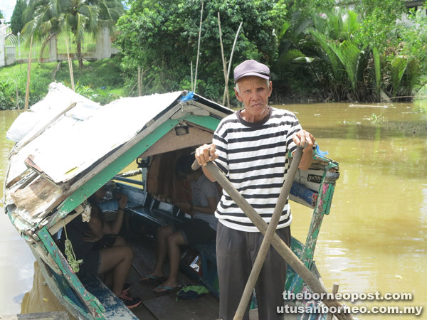  Umar tetap setia dengan perahu tambangnya walaupun semakin hilang punca pendapatan.