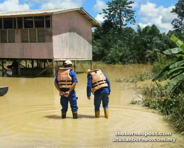  APM memantau kedalaman air banjir di SK Ranggong. 