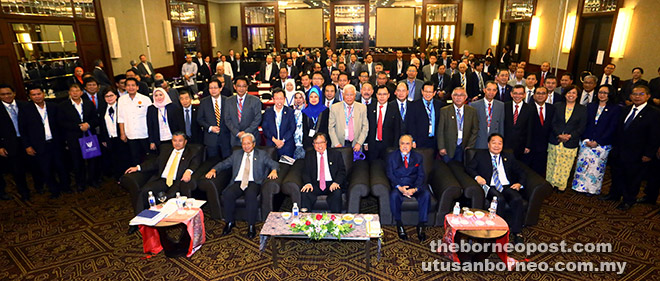  Abang Johari (duduk, tengah) bergambar bersama semua ADUN dan Ahli Parlimen yang menghadiri Seminar Ahli Parlimen di Kuching, semalam.