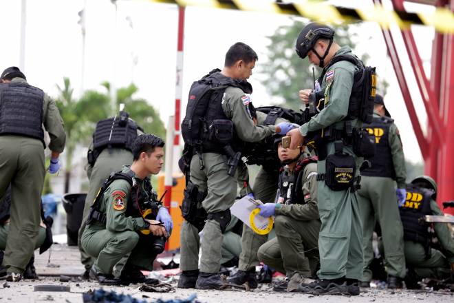 Anggota forensik dan unit pemusnah bom (EOD) Thailand berada di lokasi kejadian pengeboman pasaraya di Pattani semalam yang mencederakan 69 orang untuk mencari sebarang bukti tentang kejadian terbabit hari ini.