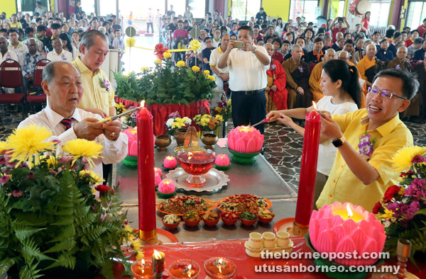 Wesak perayaan hari Perayaan Songkran,