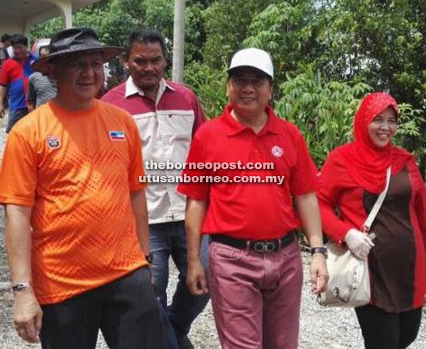  Isnin bersama rombongan melawat rumah ke rumah menerusi program Ziarah Sayang Sabah.