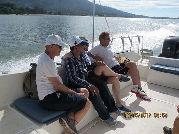  Bodrove, Allyn dan Brooke diberi pengalaman menaiki bot semasa mengadakan lawatan ke Taman Negara Bako.