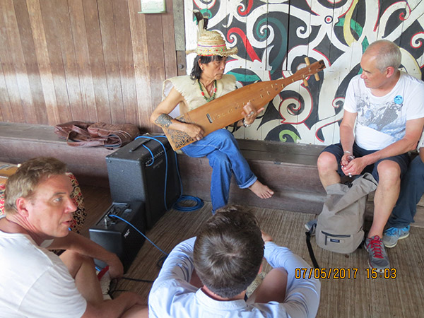  Bodrov, Allyn dan Brooke turut berpeluang menyaksikan Matthew bermain  sape di Kampung Budaya Sarawak.