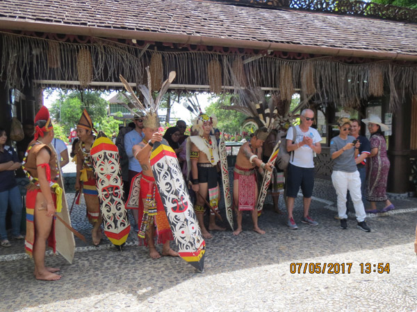  Para delegasi menerima sambutan meriah daripada penari Kampung Budaya Sarawak semasa tiba.