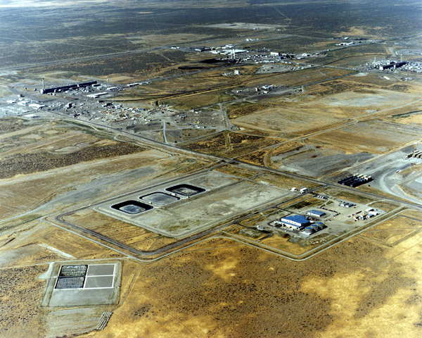  Kawasan 200 tapak nuklear Hanford Site dalam gambar yang dirakam dari udara pada 1995. — Gambar Reuters
