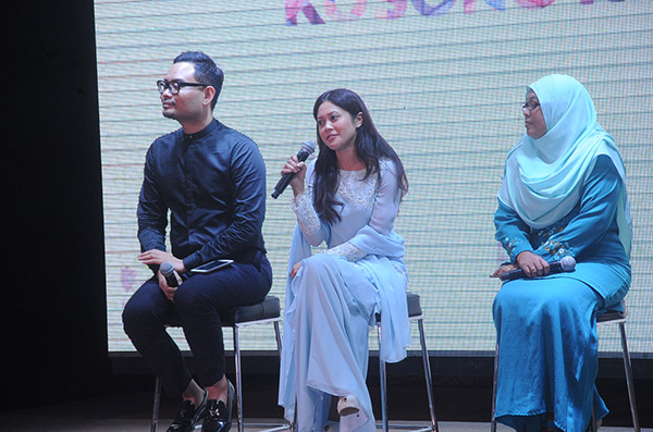  (Dari kiri) Raqim Ahmad (Ketua Hiburan Melayu Astro) dan Azlin Reza Azmi (Ketua Saluran Bahagian Perniagaan Melayu Astro) semasa sidang media bagi mengumumkan program Ramadan Astro kelmarin. — Gambar Astro