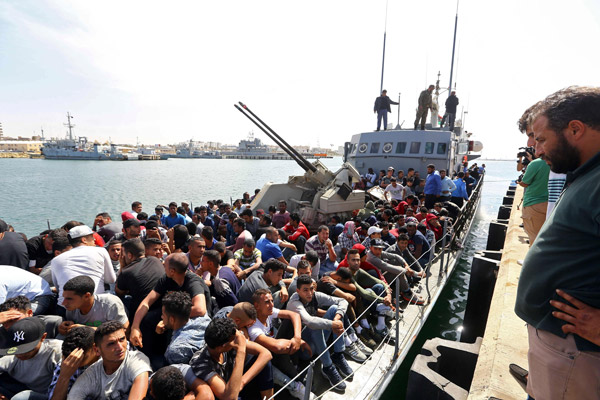  Ratusan pendatang, yang bot kayu mereka dipintas oleh pasukan pengawal pantai Libya di Laut Mediterranean, tiba di pangkalan tentera laut di Tripoli kelmarin. — Gambar AFP