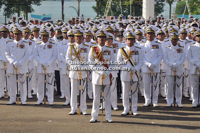  Zahiruddin merakamkan gambar kenangan bersama Rahman (kiri) dan Saifudin serta anggota Armada Timur, kelmarin.