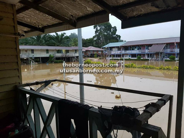  Keadaan SK Long Miri, Baram yang dilanda banjir kilat kelmarin.