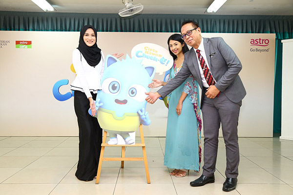  Hanis Zalikha (kiri) bersama Marissa Hanafi (Pengurus Saluran Astro Ceria) dan Tuan Haji Rozman Haji Shafie Ketua Pen. Pengarah Unit Bakat Seni, Bahagian Kokurikulum dan Kesenian Kementerian Pendidikan Malaysia.