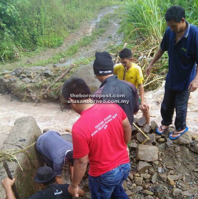  Penduduk kampung bersama-sama menjalankan kerja pembersihan di kawasan yang terlibat banjir lumpur.