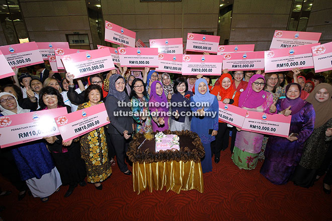  Penerima dana khas merakam gambar kenangan bersama tetamu kehormat sambil menyempurnakan gimik sambutan Hari Ibu.