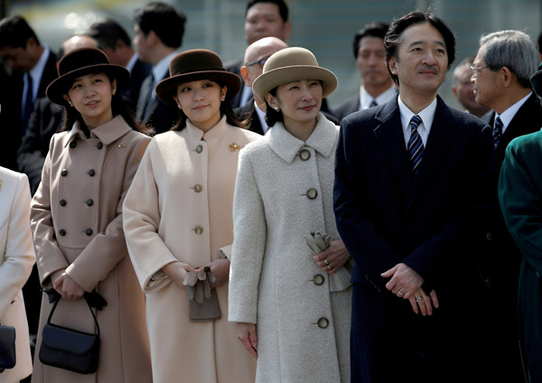  Gambar fail 28 Februari lalu menunjukkan Mako (dua kiri) menyertai adiknya Kako, bapanya Akishino dan ibunya Kiko menyaksikan perlepasan Akihito dan Michiko di lapangan terbang Haneda di Tokyo. — Gambar Reuters