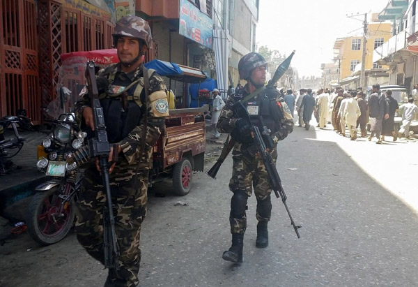  Beberapa anggota keselamatan tiba di tempat kejadian yang mulai dikosongkan di bandar timur Jalalabad, semalam. — Gambar Reuters