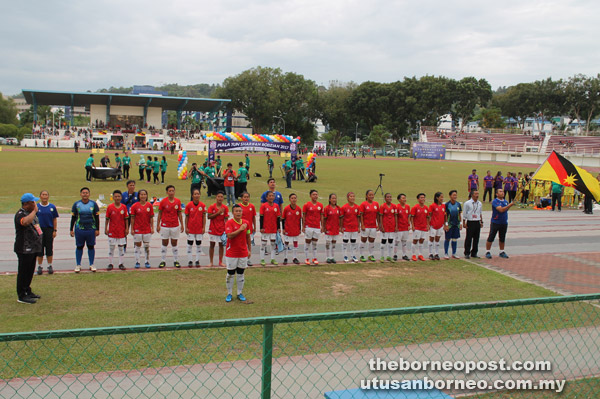  Pasukan Sarawak menyanyikan lagu negeri          ‘Ibu Pertiwiku’ sebelum perlawanan bermula di Stadium Miri. 