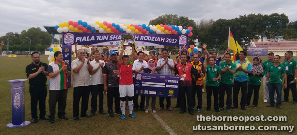  Ketua pasukan Sarawak menjulang piala kemenangan Piala Tun Sharifah Rodziah edisi ke-30 di Stadium Miri.