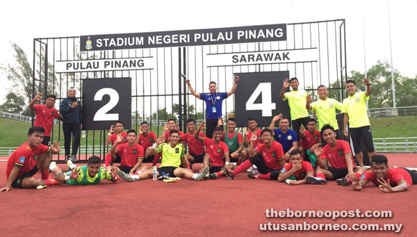  Pemain merakam detik manis bersama Safri (berdiri tengah) selepas perlawanan berakhir.