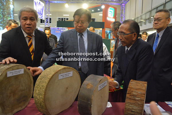  Abang Johari melihat sampel kayu yang dipamerkan di ruang pameran KTS sempena Ekspo Perkayuan Sarawak dan PKS Ke-3 2017 di BCCK, semalam. Turut kelihatan, Awang Tengah (kiri) dan Pengurus Besar PUSAKA Datu Sarudu Hoklai.