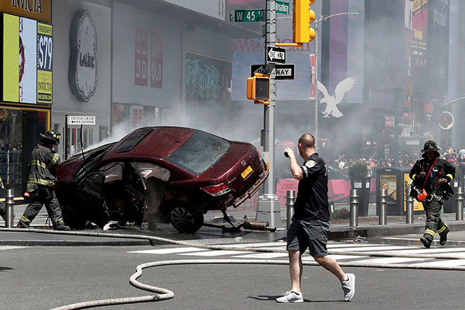  Kereta yang merempuh pejalan kaki dan kemudian terbabas dilihat terdampar di laluan jalan kaki di Times Square di New York kelmarin. — Gambar Reuters
