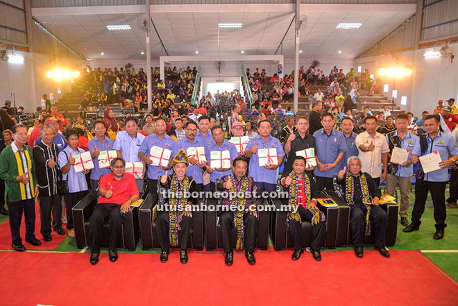  Musa, Bung dan Masiung bersama pemimpin-pemimpin kampung yang menerima geran tanah.