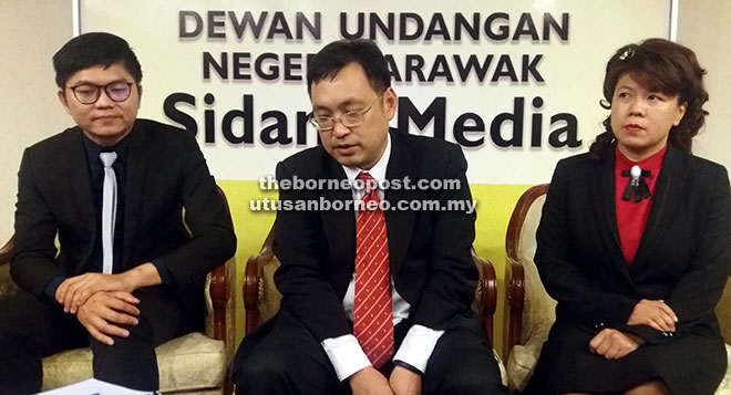  Chong (tengah) mengadakan sidang media berhubung PRK Pujut di Kuching semalam. Turut kelihatan Violet (kanan) dan  Wong. 