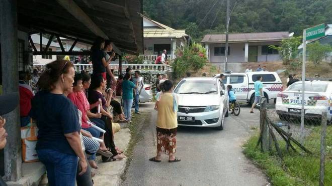 Orang ramai memenuhi kawasan kediaman mangsa di Kampung Kakai, Serian.- Foto media sosial