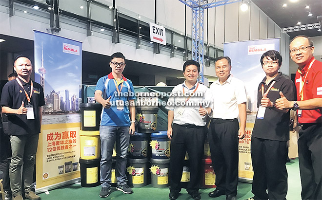  Ling (tiga kiri), Tang (tiga kanan) dan Alexander (kanan) mempelawa pengunjung ke tapak pameran KTS Trading Sdn Bhd di Ekspo Perkayuan Sarawak dan PKS 2017, di BCCK hari ini sehingga Isnin ini.