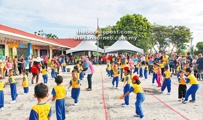  Kanak-kanak bekerjasama menghulurkan cawan satu sama lain untuk menyusun ‘Triangle Cup’.