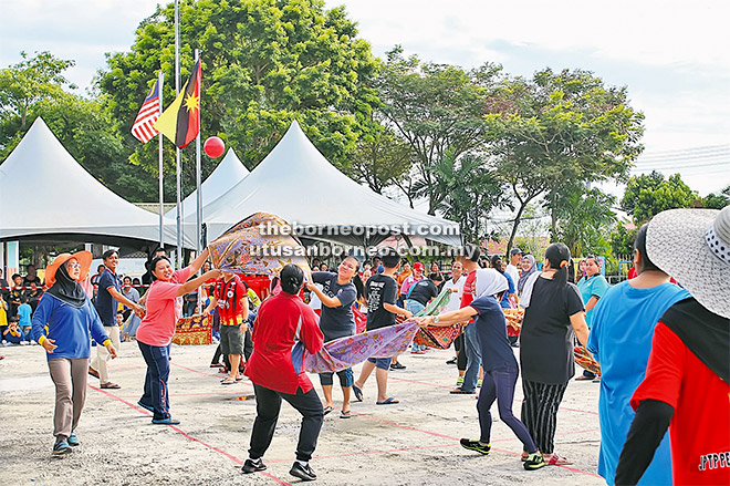  Ibu bapa turut mengambil bahagian dalam permainan lambung bola kain batik.