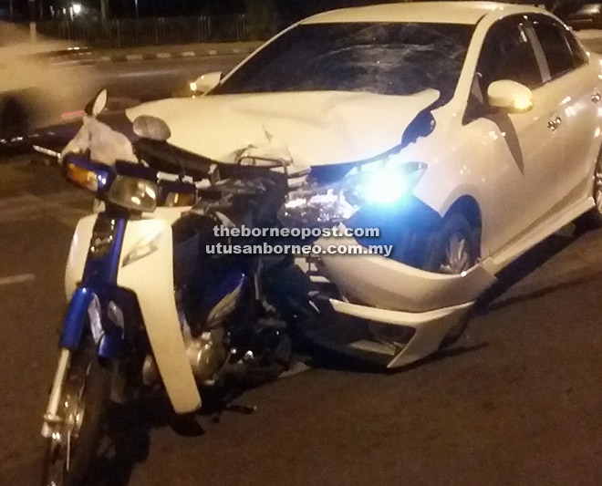  Keadaan motosikal mangsa yang dilanggar sebuah kereta semasa keluar dari satu persimpangan di Jalan Tun Jugah, semalam.