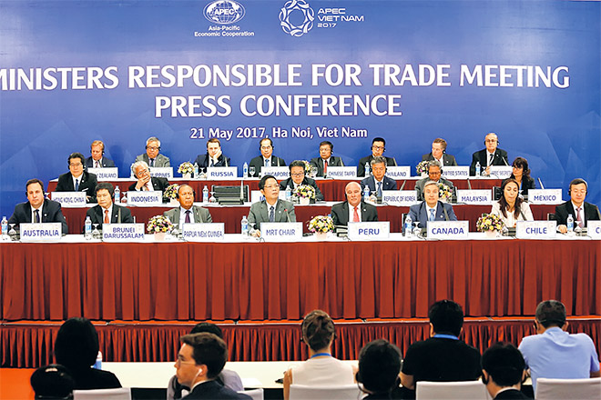  Menteri-menteri perdagangan menghadiri sidang akhbar semasa mesyuarat Menteri Bertanggungjawab Untuk Dagangan APEC (APEC MRT 23) di Hanoi, semalam. — Gambar AFP