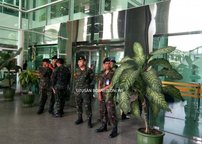  Hospital Pramongkutklao dikawal ketat oleh tentera Thai selepas satu letupan bom berlaku kira-kira 11 pagi tadi waktu tempatan yang mengakibatkan 24 orang cedera, kebanyakkannya cedera ringan akibat terkena serpihan kaca. - Foto BERNAMA