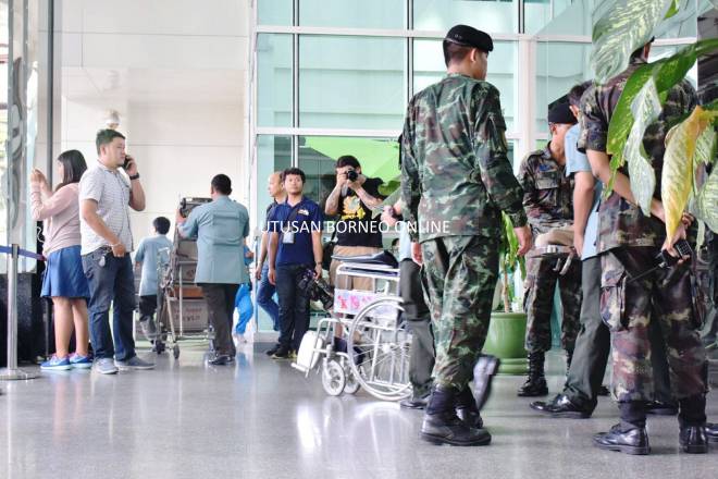  Hospital Pramongkutklao dikawal ketat oleh tentera Thai selepas satu letupan bom berlaku kira-kira 11 pagi tadi waktu tempatan yang mengakibatkan 24 orang cedera, kebanyakkannya cedera ringan akibat terkena serpihan kaca.- Foto BERNAMA