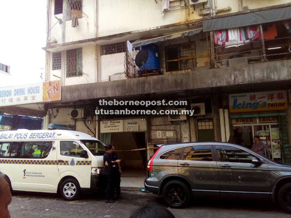  Polis menjalankan siasatan di lokasi seorang wanita ditemukan mati di dalam bilik penginapan.