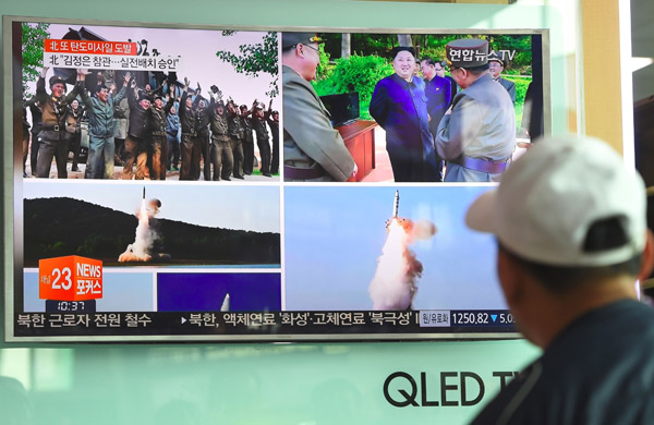  Seorang lelaki menonton laporan berita di televisyen mengenai ujian terbaharu misil Pukguksong-2 oleh Korea Utara di sebuah stesen kereta api di Seoul, semalam. — Gambar AFP