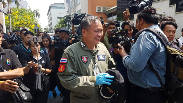  Kamthorn beredar sejurus meninjau keadaan di Hospital Phramongkutklao di Bangkok, semalam. — Gambar Reuters