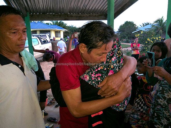  Mohd Zulkifli memeluk anak bongsunya Syakilah sebaik tiba di kampung halamannya kelmarin. — Gambar Bernama 